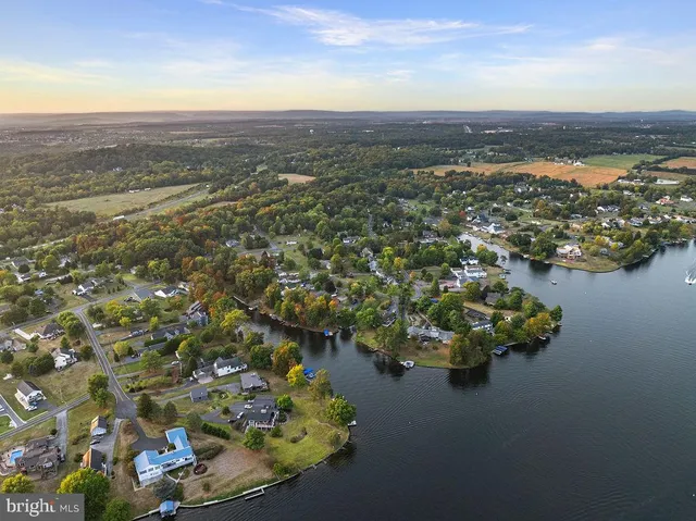 a view of a livingroom with furniture and windows