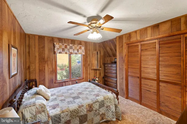 a view of a house with backyard and garden