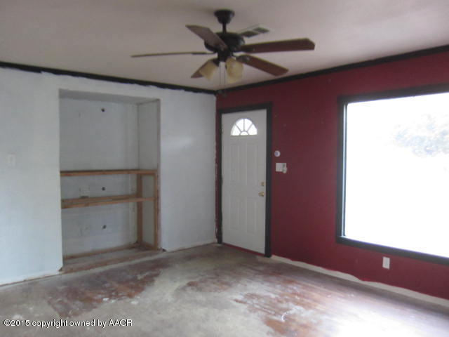 4321 Gables Street Amarillo, TX 79110 - Photo 4 of 13 an empty room with a ceiling fan and a window