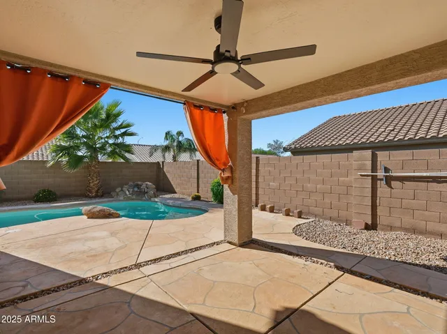 a view of a livingroom with closet