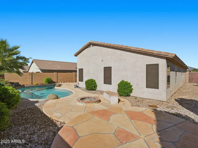 a view of a house with backyard