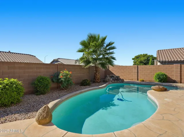 a view of a backyard