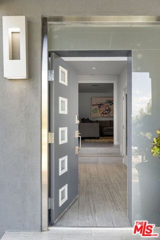 a view of livingroom with furniture