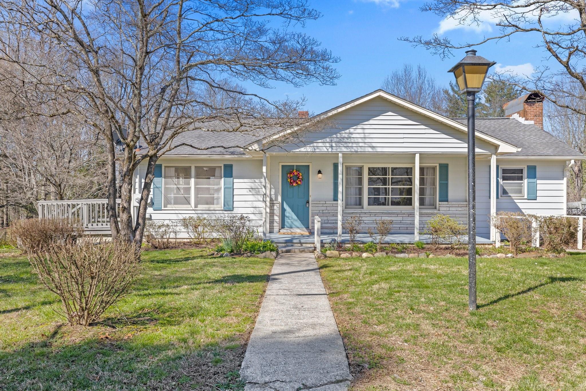 a view of a house with a yard