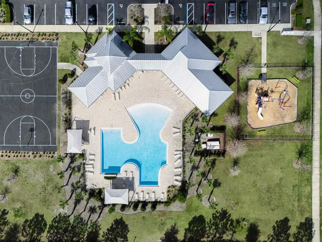 a view of a livingroom with furniture and a ceiling fan