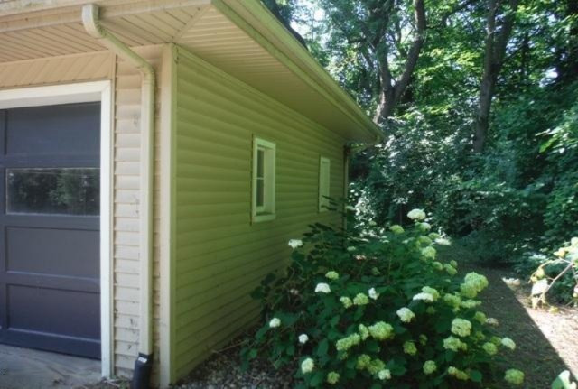1417 Barney Road Kalamazoo, MI 49007 - Photo 3 of 19 right