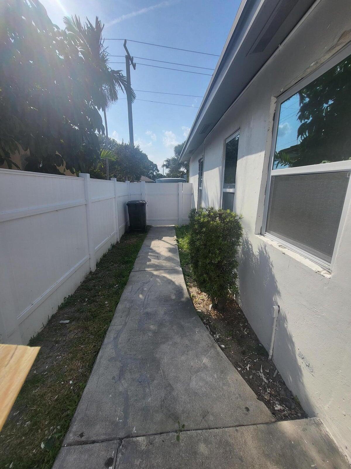 305 Northwest 4th Avenue Delray Beach, FL 33444 - Photo 23 of 45 a view of a backyard