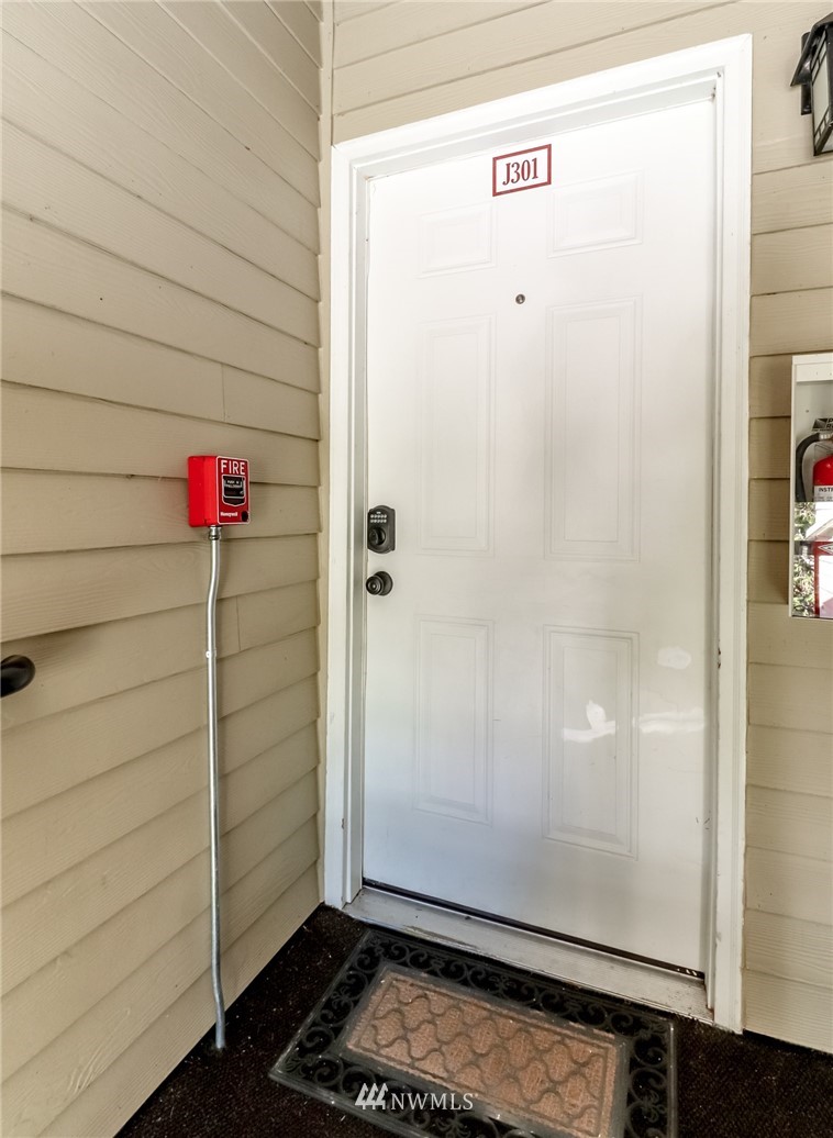 820 East Cady Road, Unit J301 Everett, WA 98203 - Photo 3 of 30 Gallery Image 3