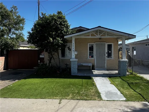 a view of a back yard of the house