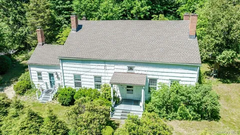 $550,000 | 169 West Rogues Path, Huntington, NY 11743