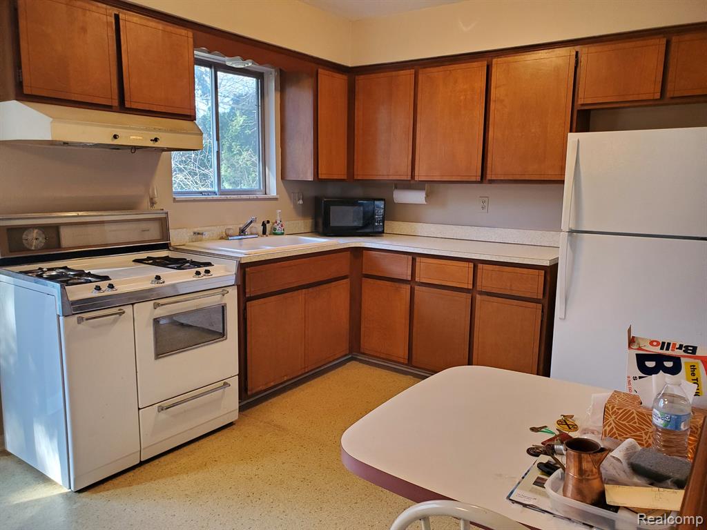2370 Rolandale Street West Bloomfield, MI 48324 - Photo 7 of 12
