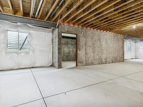 a view of empty room with window