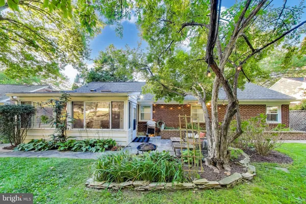 a view of house with a yard