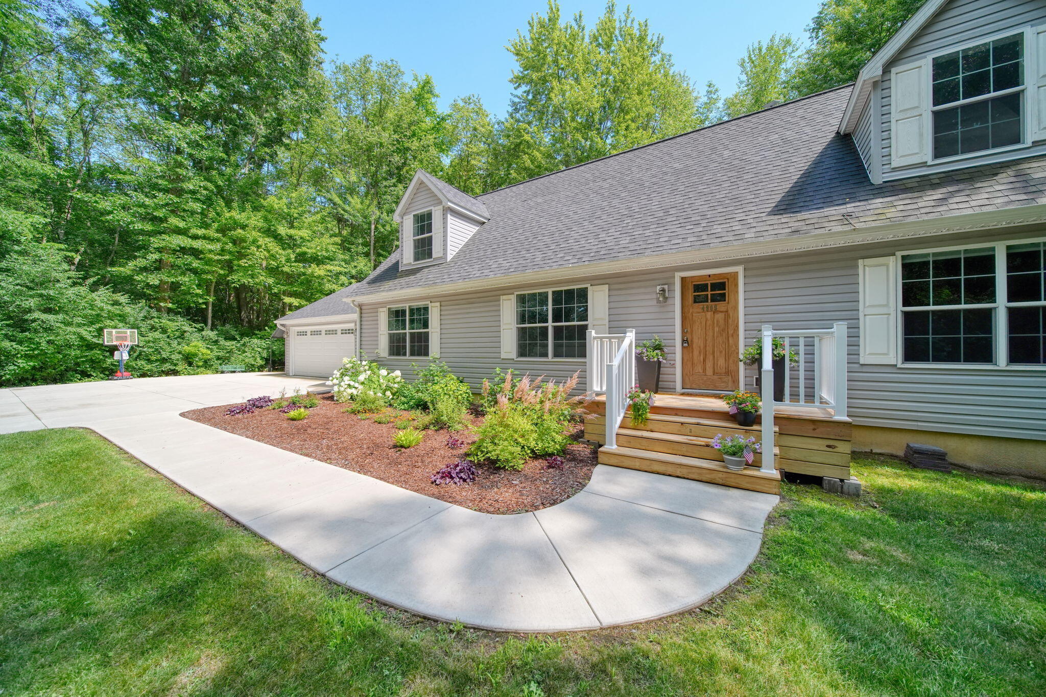 4909 Slayton Road Jackson, MI 49201 - Photo 2 of 41 front entrance