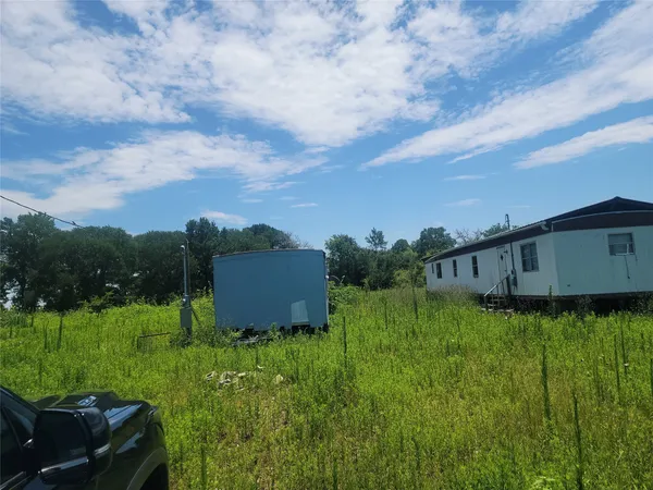 a view of a back yard