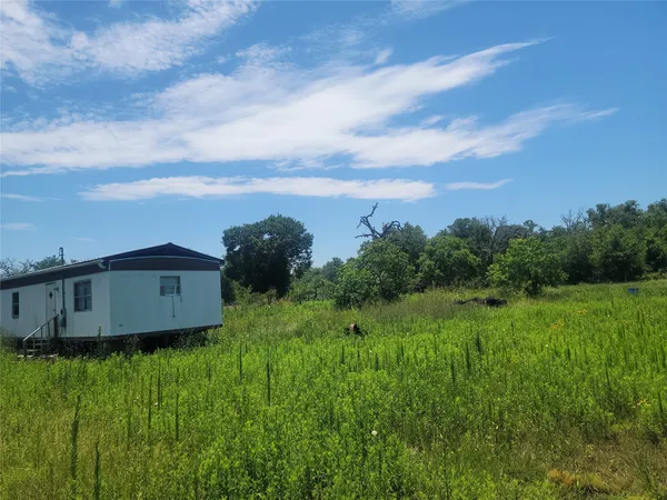 a view of a back yard