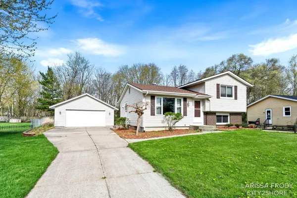 $339,900 | 245 Helen Drive, Rockford, MI 49341