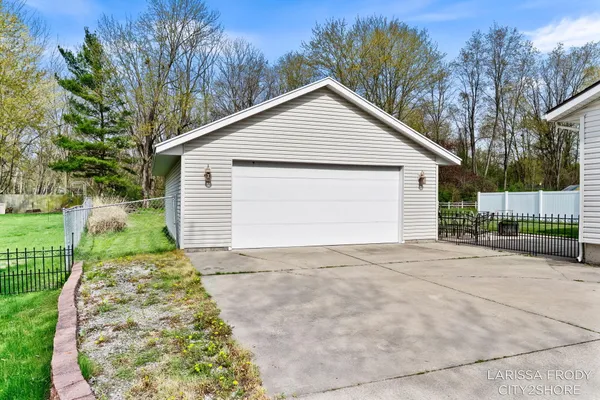 $339,900 | 245 Helen Drive, Rockford, MI 49341