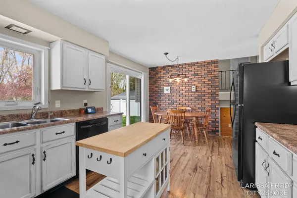 $339,900 | 245 Helen Drive, Rockford, MI 49341