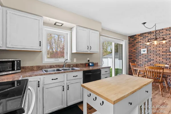 $339,900 | 245 Helen Drive, Rockford, MI 49341