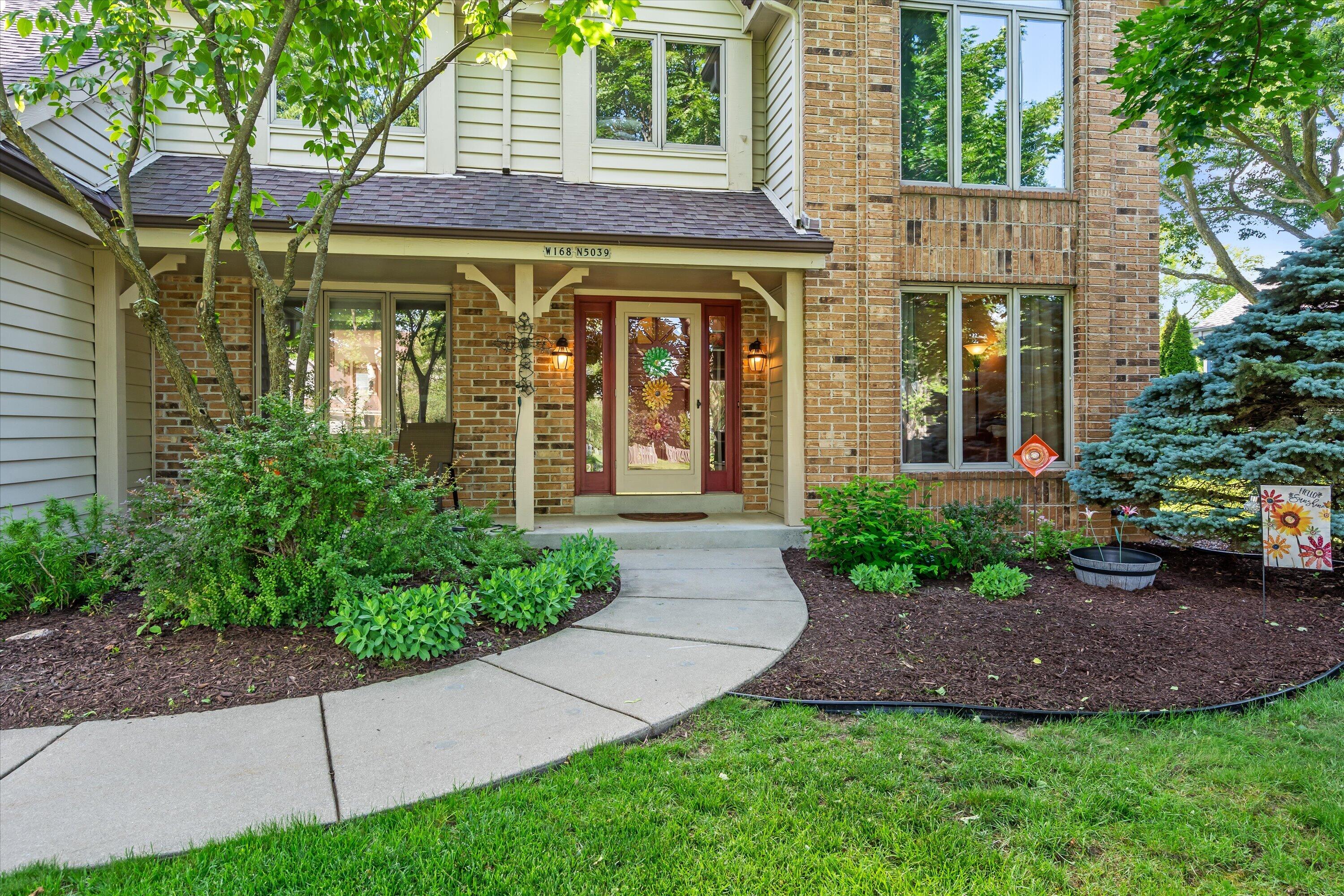 W168N5039 Stonefield Road Menomonee Falls, WI 53051 - Photo 3 of 34 Beautiful Landscaping