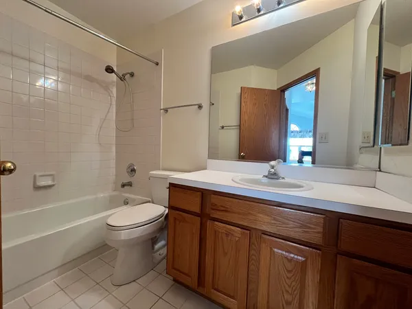 $2,595 | 18 Stonegate Court, Algonquin, IL 60102