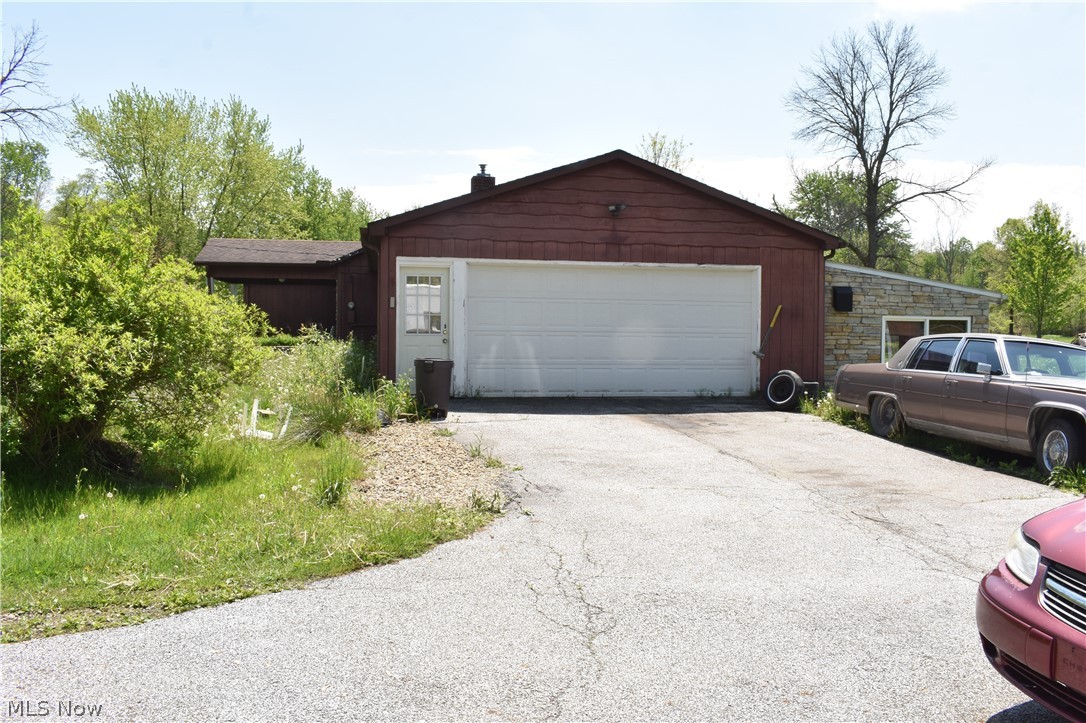 2727 Pinney Topper Road Jefferson, OH 44047 - Photo 4 of 35 Attached Garage