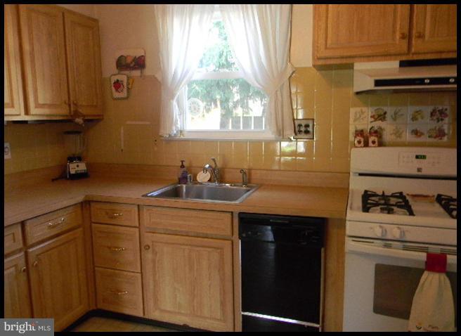 225 Rollingfield Road Baltimore, MD 21228 - Photo 4 of 15 Kitchen