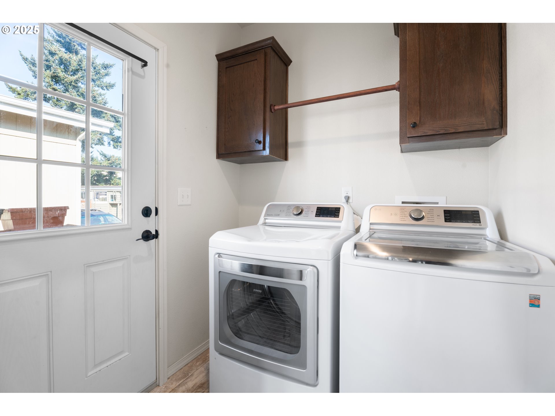 9700 Southwest Tualatin Road, Unit 9 Tualatin, OR 97062 - Photo 13 of 18 a utility room with dryer and washer