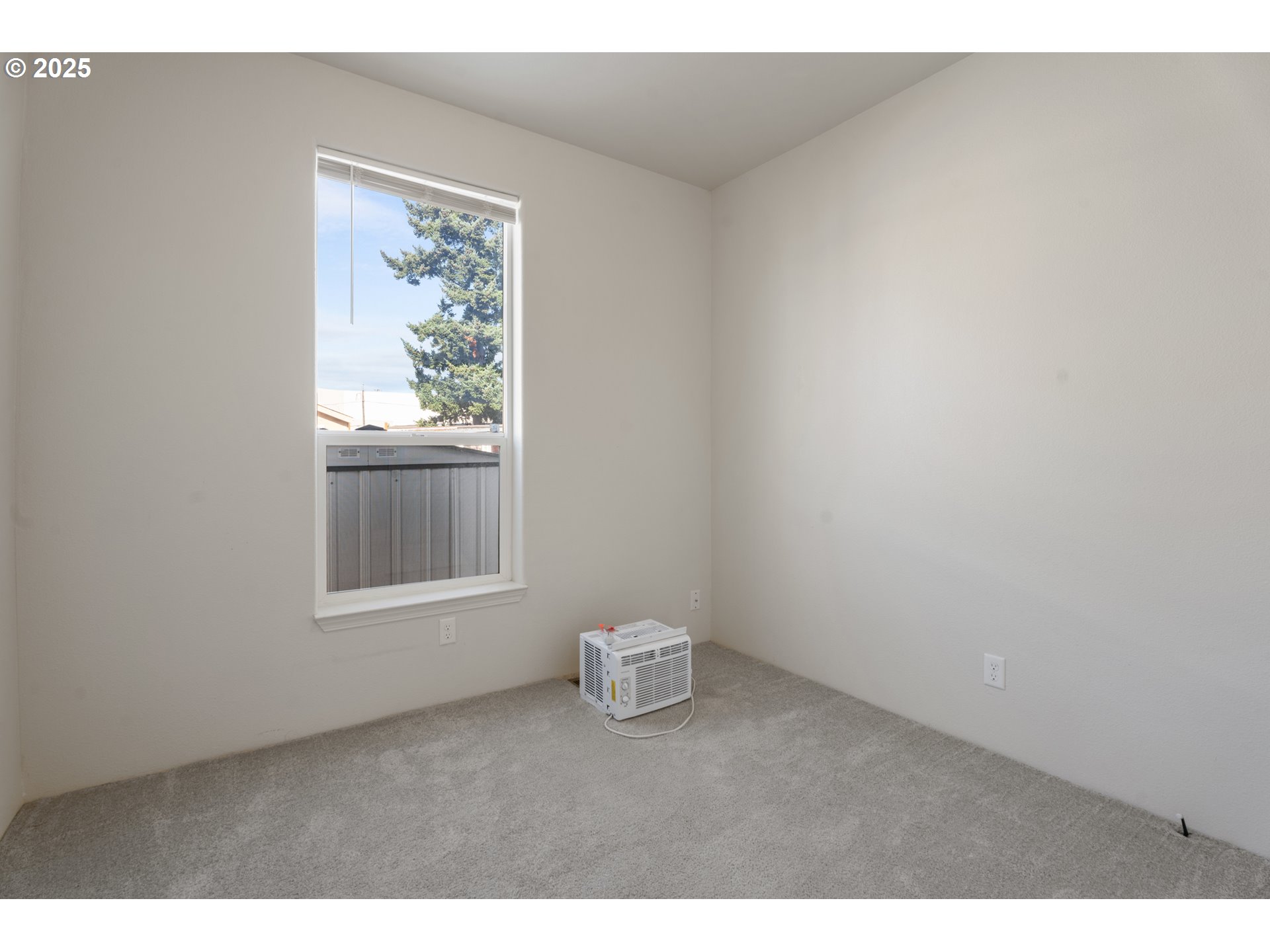 9700 Southwest Tualatin Road, Unit 9 Tualatin, OR 97062 - Photo 14 of 18 a view of an empty room with a window