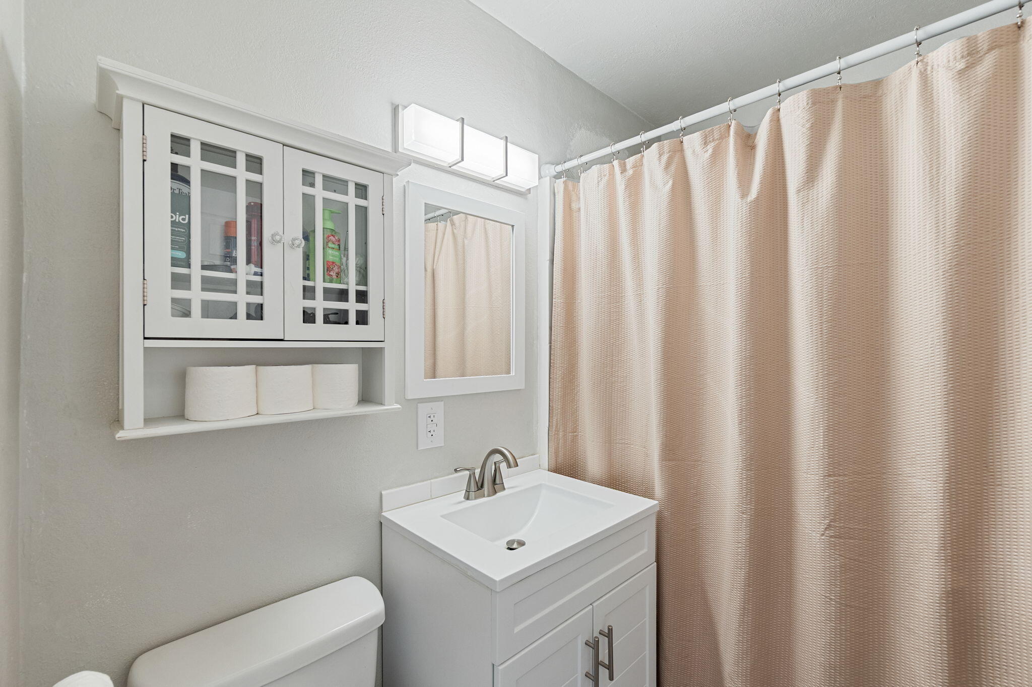 3923 Meteor Street Redding, CA 96002 - Photo 16 of 31 Bathroom