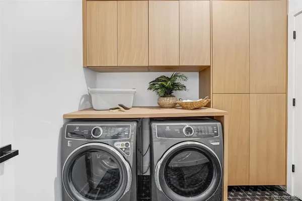 a view of entryway with washer and dryer