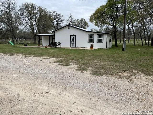 $1,600 | 2124 Polly Lane, La Vernia, TX 78121