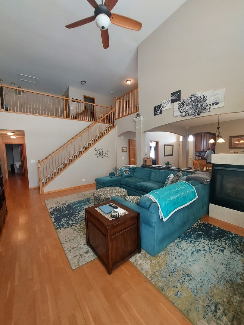 1022 Eineke Boulevard, Unit 1022 Algonquin, IL 60102 - Photo 12 of 18 a living room with furniture and a rug