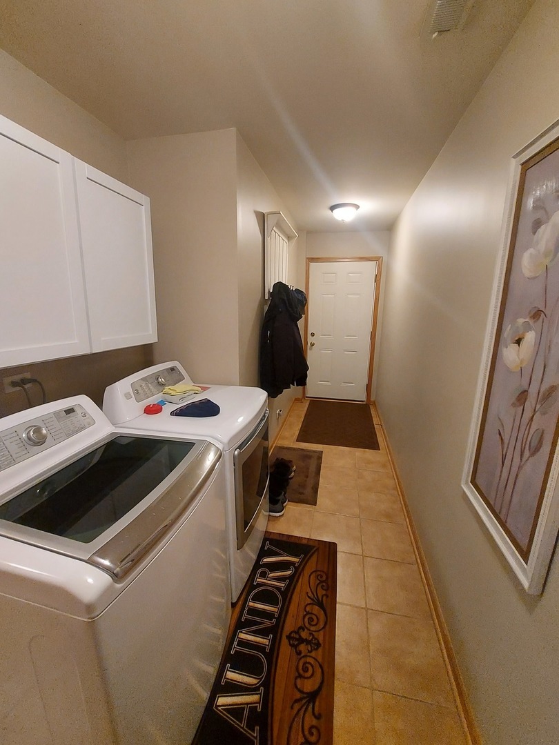 1022 Eineke Boulevard, Unit 1022 Algonquin, IL 60102 - Photo 17 of 18 a view of washer and dryer with kitchen countertops