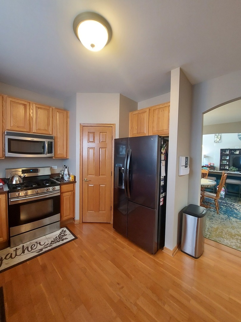 1022 Eineke Boulevard, Unit 1022 Algonquin, IL 60102 - Photo 3 of 18 a kitchen with stainless steel appliances granite countertop a refrigerator stove and oven