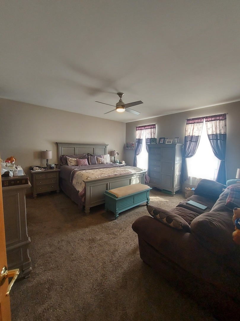 1022 Eineke Boulevard, Unit 1022 Algonquin, IL 60102 - Photo 9 of 18 a living room with furniture and a window