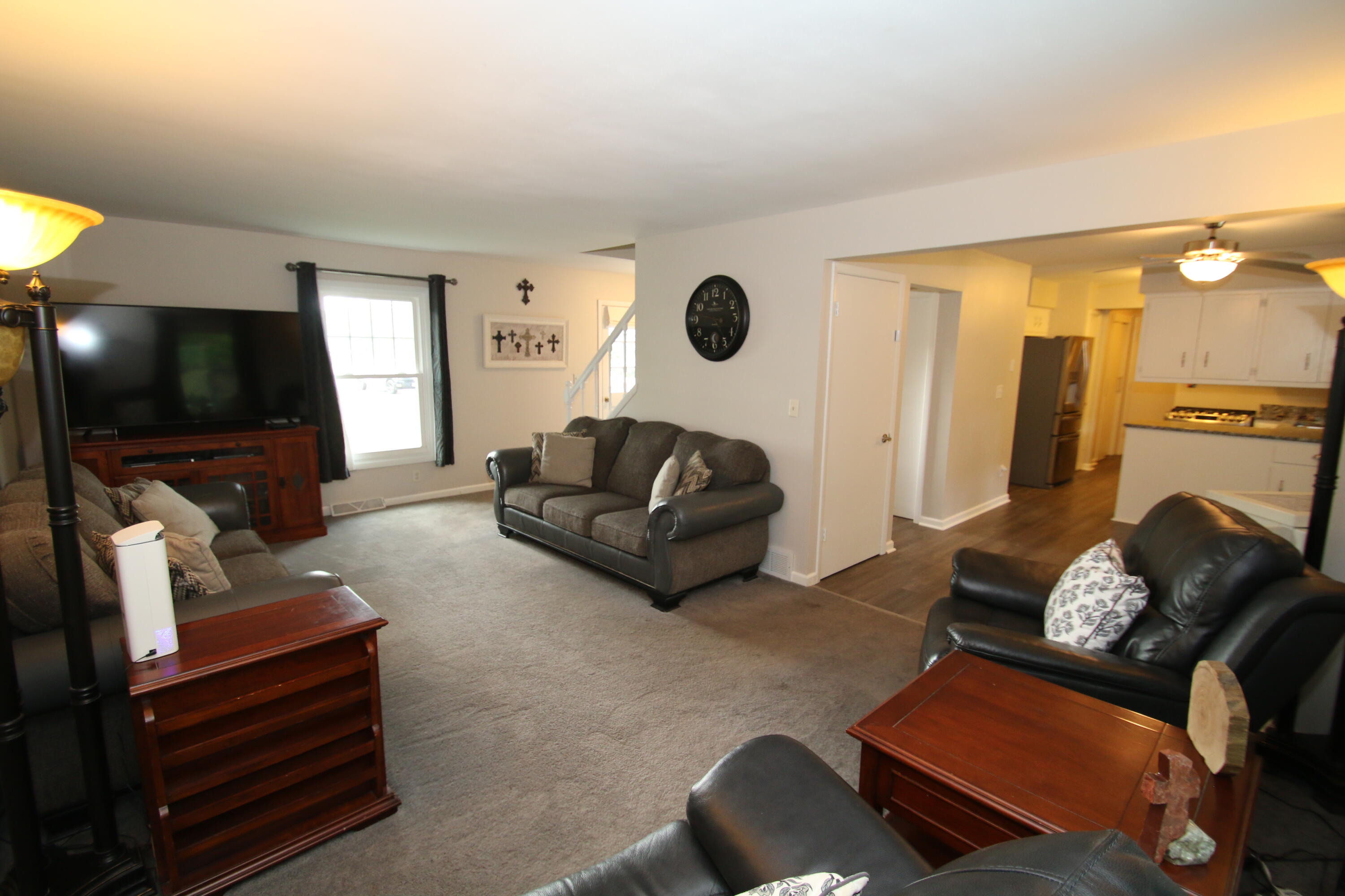 1400 South Ridgeway Road New Berlin, WI 53146 - Photo 7 of 31 Living Room