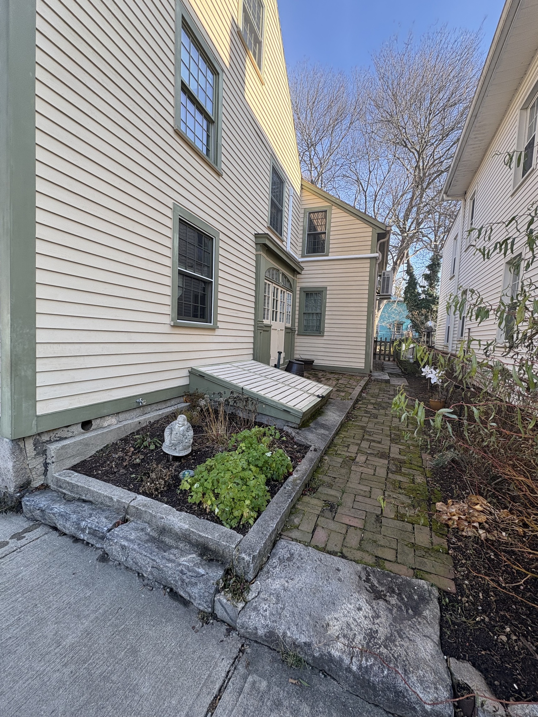 7 Coit Street, Unit 2 New London, CT 06320 - Photo 2 of 19 a front view of a house with garden