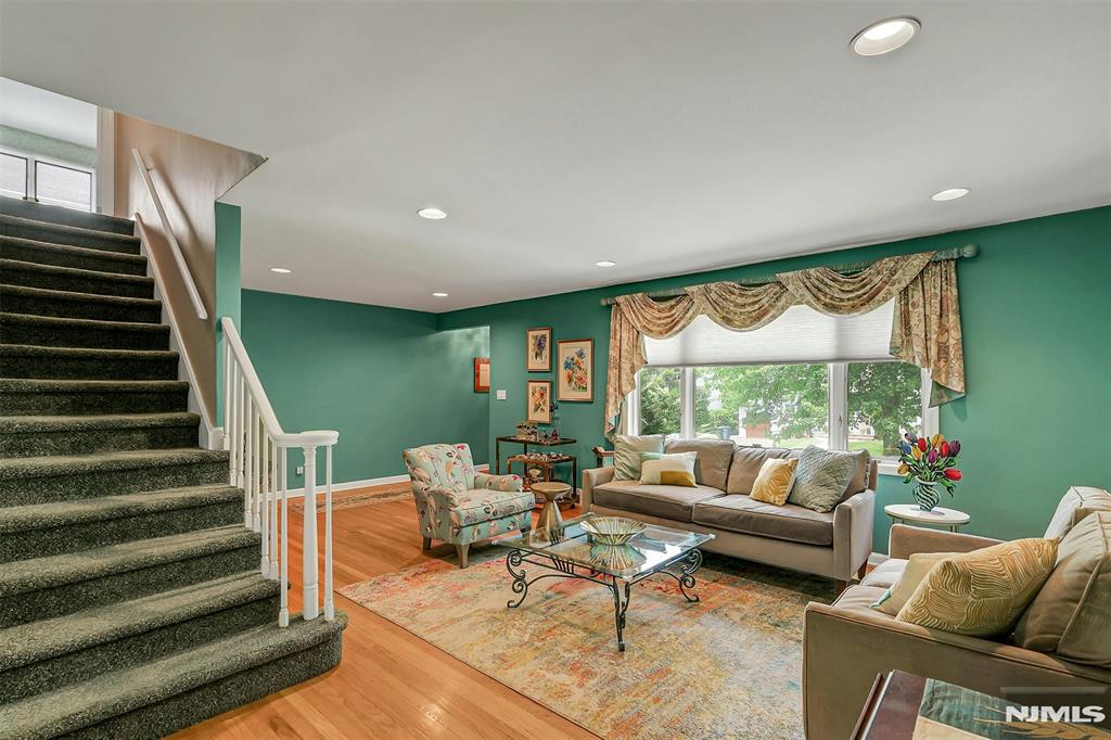 616 Rutland Avenue Teaneck, NJ 07666 - Photo 4 of 39