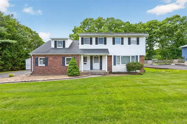 $998,000 | 57 Pine Hill Lane, Dix Hills, NY 11746