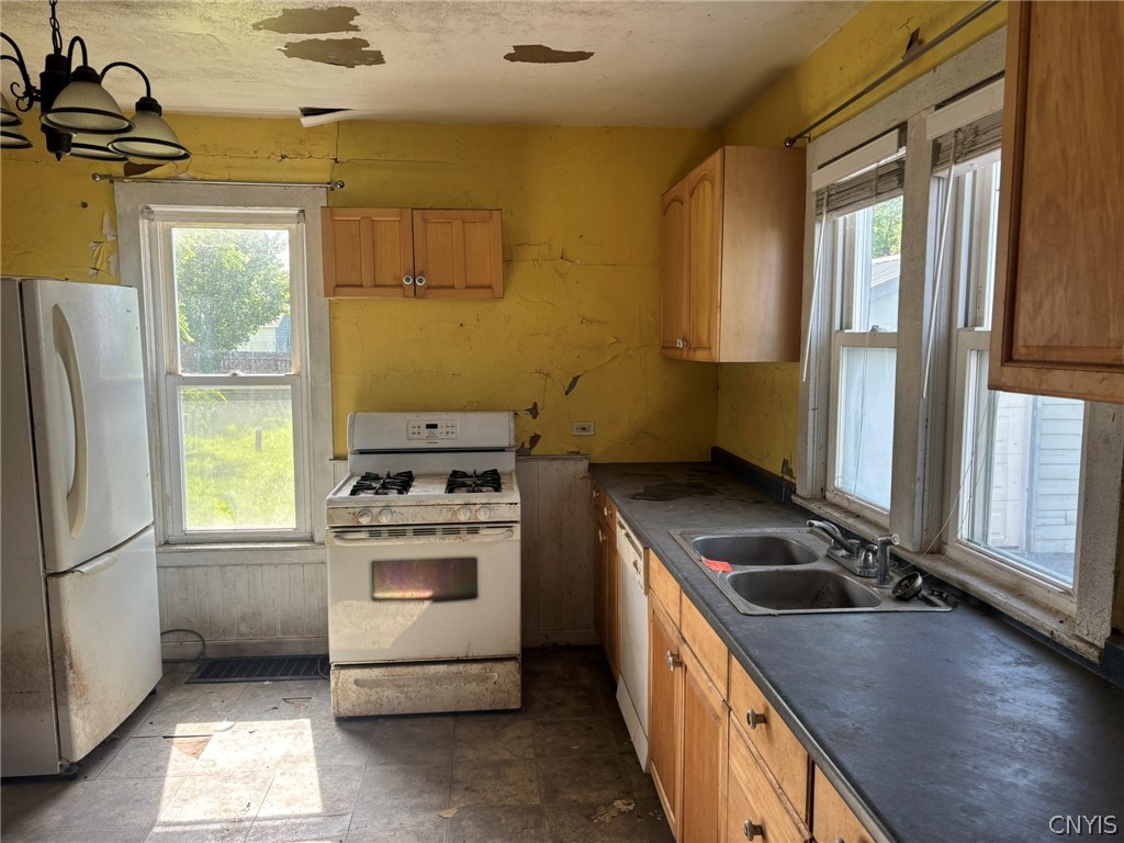 809 Davidson Street Watertown, NY 13601 - Photo 8 of 14