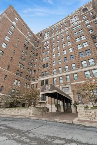 $650,000 | 229 Ward Parkway, Unit 604B, Kansas City, MO 64112