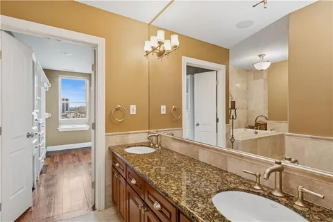 $650,000 | 229 Ward Parkway, Unit 604B, Kansas City, MO 64112