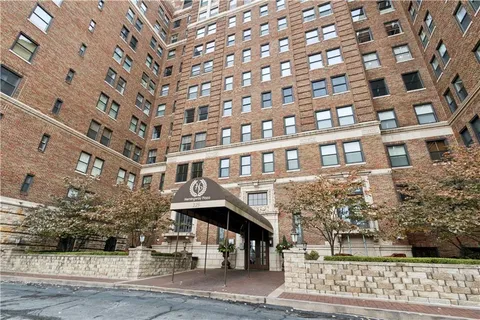 $650,000 | 229 Ward Parkway, Unit 604B, Kansas City, MO 64112