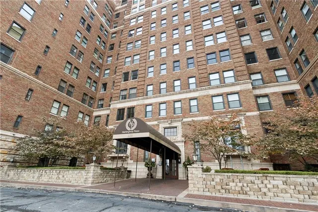 $650,000 | 229 Ward Parkway, Unit 604B, Kansas City, MO 64112