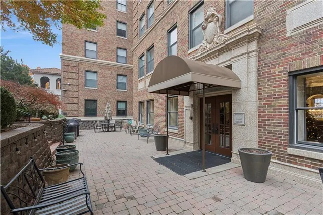 $650,000 | 229 Ward Parkway, Unit 604B, Kansas City, MO 64112