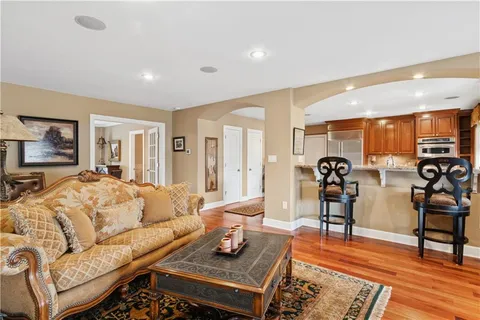 $650,000 | 229 Ward Parkway, Unit 604B, Kansas City, MO 64112