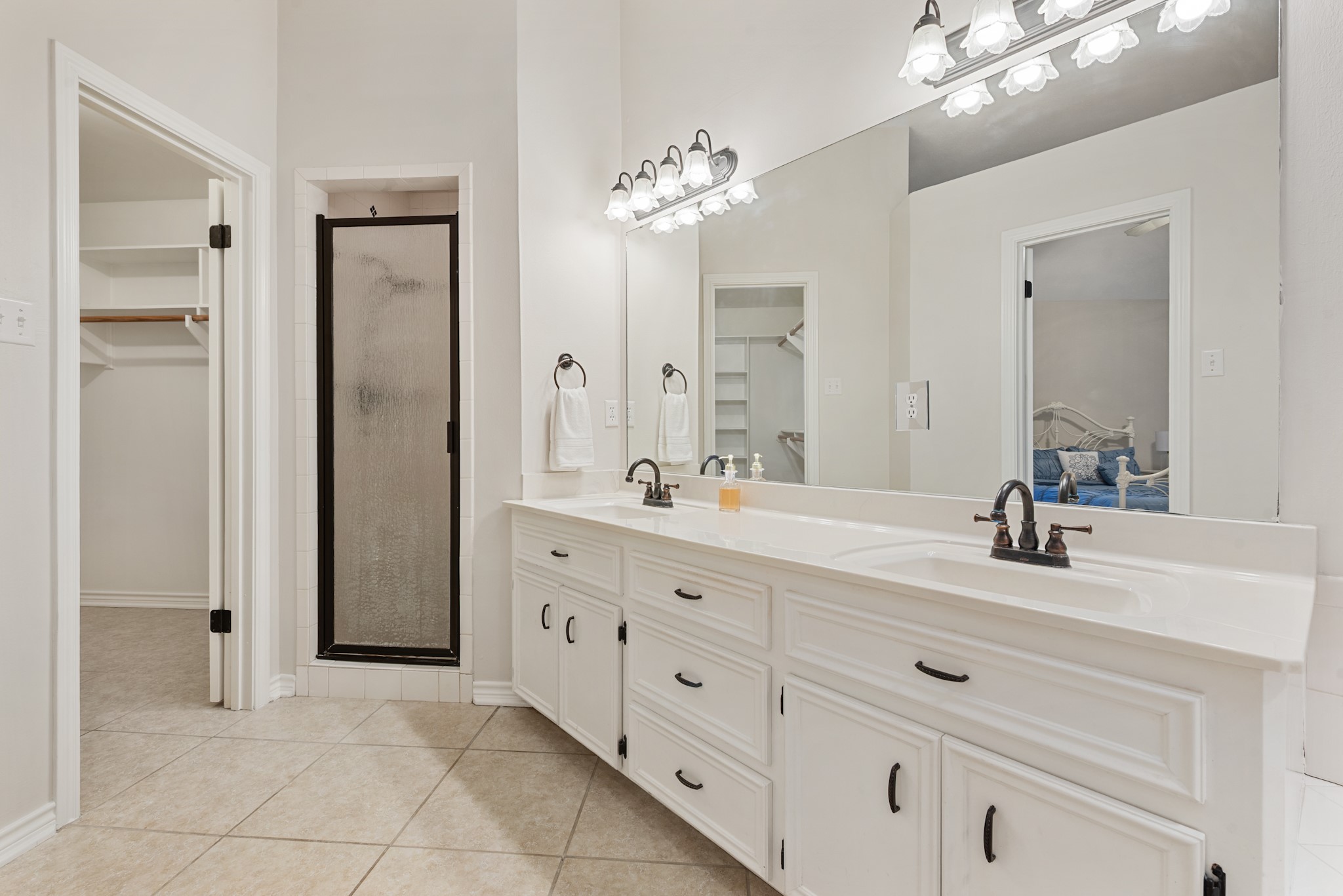 4505 Kensington Road Bryan, TX 77802 - Photo 19 of 26 En suite primary bathroom with large corner jetted tub, separate shower, large walk in closet with built in shelving unit. Double sink counter top with ample storage and counter top space.
