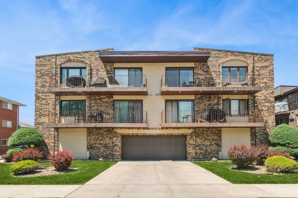 $220,000 | 10416 Mansfield Avenue, Unit 3NE, Oak Lawn, IL 60453
